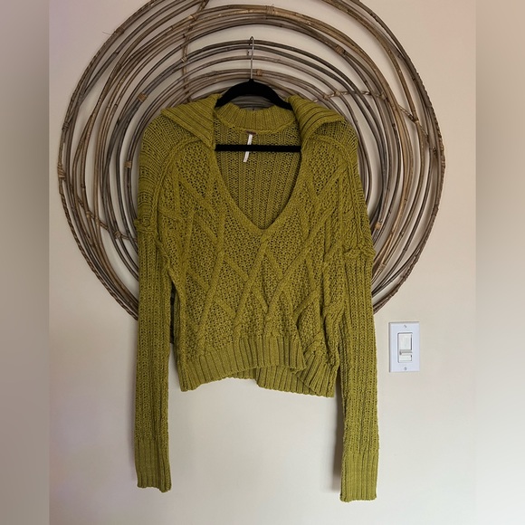 Free People Cropped Sweater - Size Small - Never Worn - Picture 1 of 2
